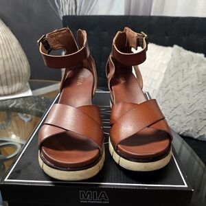 MIA LAURI WEDGE SANDAL (COGNAC)